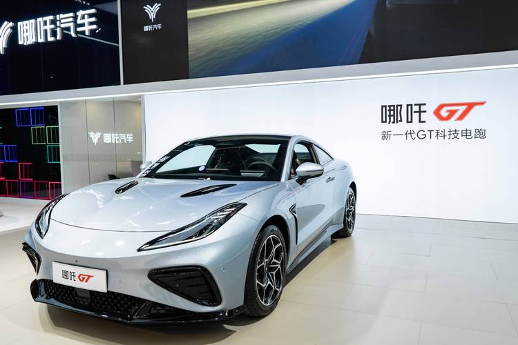 成都277哪吒汽车在智能汽车领域的表现，领途汽车在新能源汽车市场中的影响力